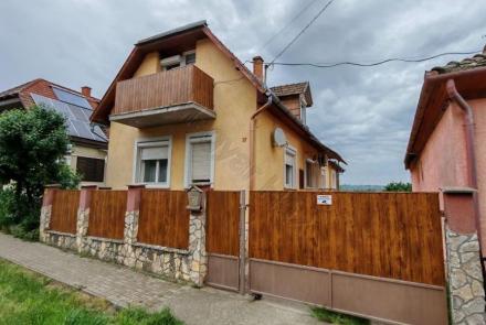 <p>Deze woning vindt u vlakbij het Csertö meer. Van\af het balkon heeft u uitzicht op het meer.</p>