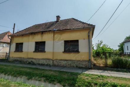 <p>Woning met veel werk, maar mooie ruime schuren en dat alles voor een heel mooie prijs.</p>