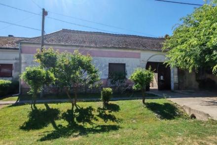 <p>Woning met toegang via de poort naar het perceel. Dit alles in het in het mooie zuiden van Hongarije,</p>