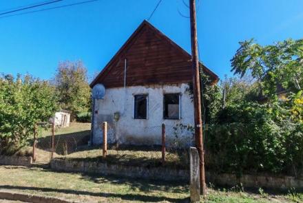 <p>Echt een opknapper, maar het dak is al vernieuwd en dat scheelt flink wat werk en kosten.</p>