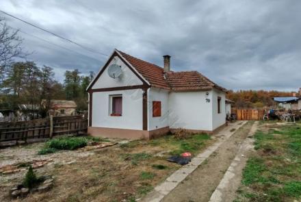 <p>Deze gerenoveerde woning is mooi centraal gelegen in het zuidwesten (Szigetvár – Barcs – Nagyatád).</p>