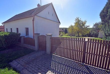 <p>Op zoek naar rust en ruimte? Kijk eens naar deze grote woning op een perceel van 6.219 m2 met veel bomen en een mooi groot bijgebouw.</p>