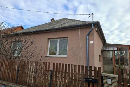 <p>Stevige stenen woning met 3 kamers en een dubbele garage in een leuk dorp niet ver van Dombóvár.</p>