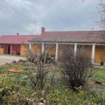 <p>Praktische woning op een perceel van maar liefst 11.100 m2.</p>