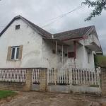 <p>In een vriendelijk dorpje op een uurtje van het Balaton treft u deze flinke woning.</p>