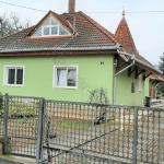 <p>Deze mooie gerenoveerde woning, bestaande uit twee appartementen , is te koop op een centrale locatie bij het Balaton.</p>