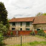 Te koop in de Puy de Dôme te renoveren longère met tuin.