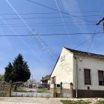 <p>Mooi grote gezinswoning, op een perceel van 7.725 m2 groot, waarachter een echte familieboerderij schuilgaat.</p>