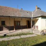 <p>Op een perceel van 5.448 m2m, bieden wij u deze vroegere boerderij te koop aan. Mooi paardenverblijf.</p>