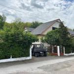 <p>Heel veel ruimte voor een mooie prijs in een dorp vlakbij bos en een meer.</p>